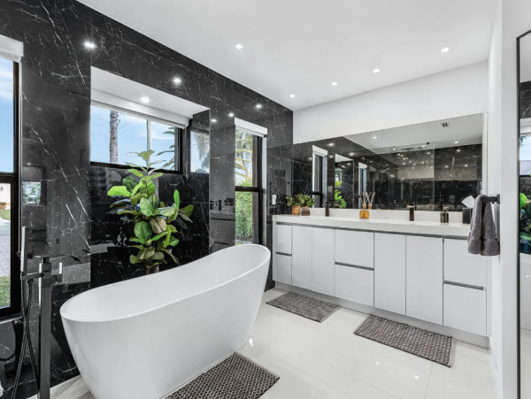 Ultimate Cape Coral Getaway - Luxury 3-Bedroom Pool Home